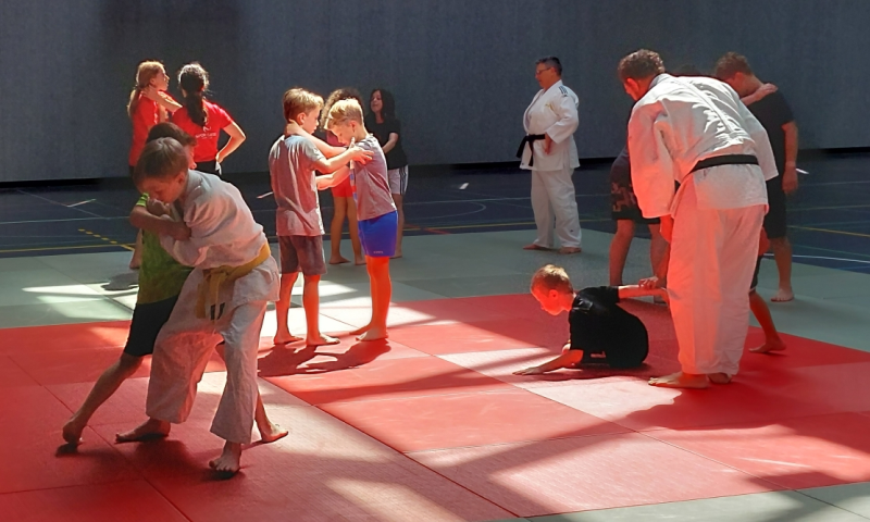 Kinder üben erste Judo-Würfe